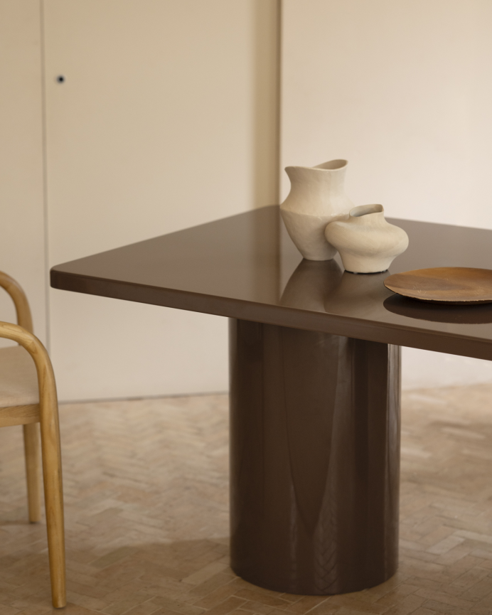 Mesa de comedor rectangular de madera natural de chopo en tono lacado brillante marrón en varias medidas