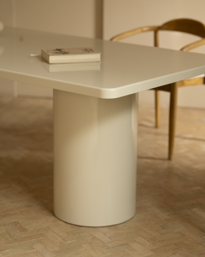Mesa de comedor rectangular de madera natural de chopo en tono lacado brillante blanco en varias medidas