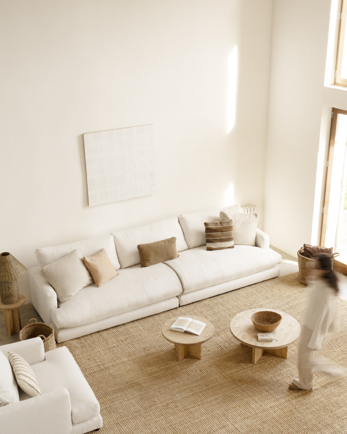 Sofá recto tono blanco roto de 325x105cm