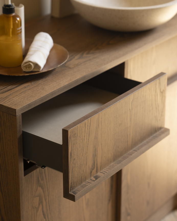 Mueble de baño de chapa de fresno natural en tono avellana