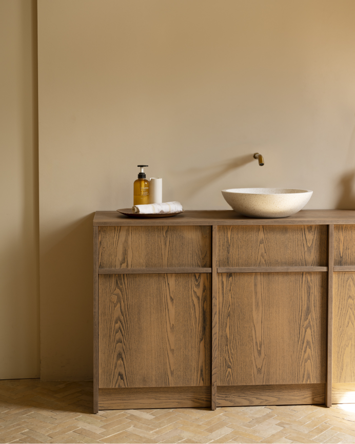 Mueble de baño de chapa de fresno natural en tono avellana