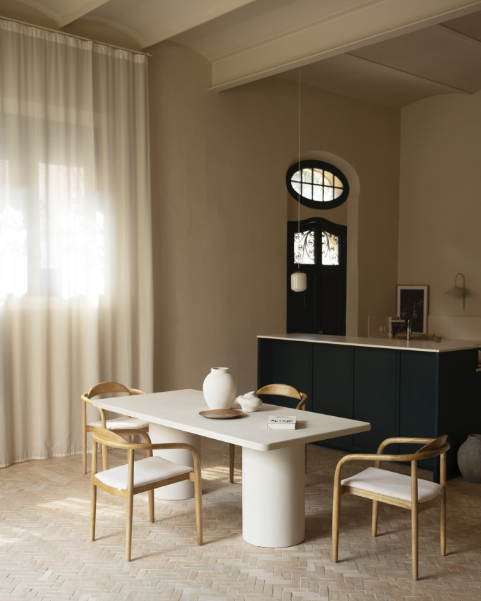 Mesa de comedor rectangular de microcemento en tono beige en varias medidas
