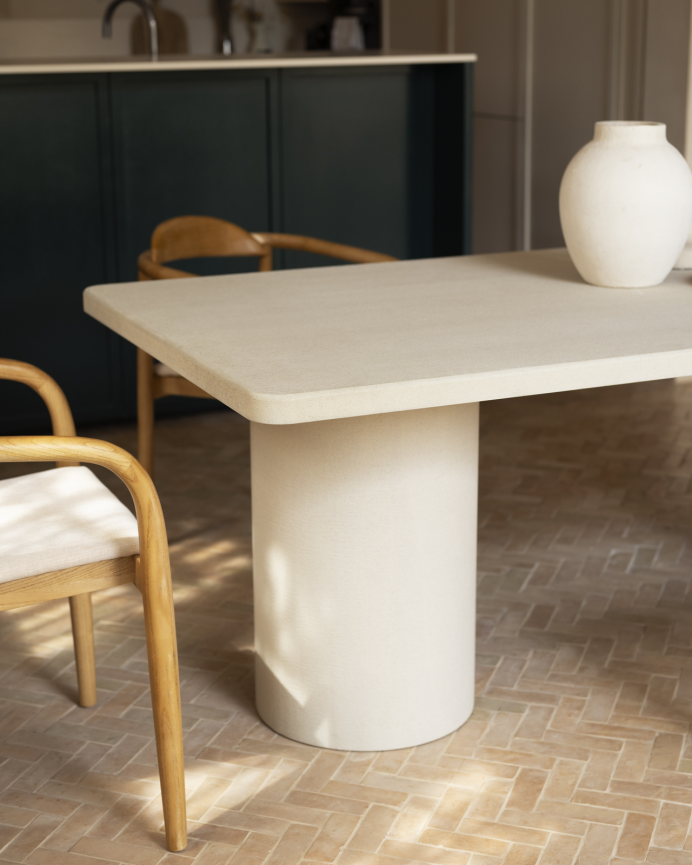 Mesa de comedor rectangular de microcemento en tono beige en varias medidas