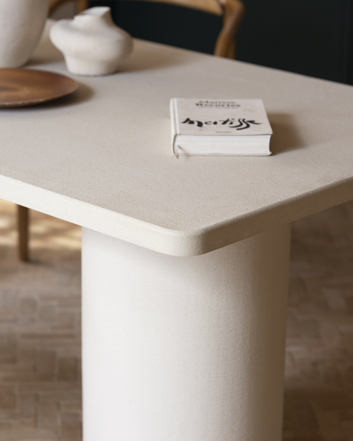 Mesa de comedor rectangular de microcemento en tono beige en varias medidas