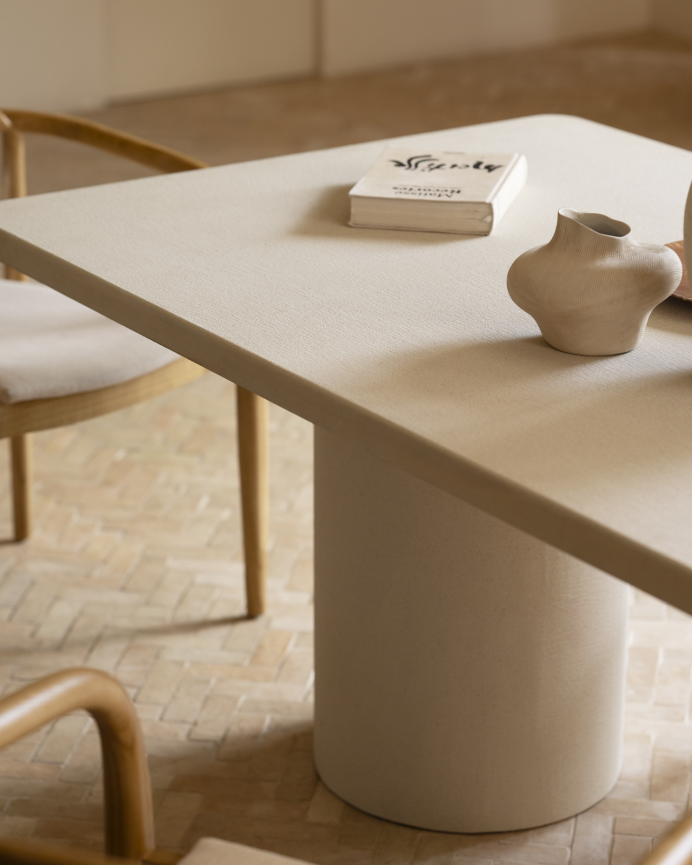 Mesa de comedor rectangular de microcemento en tono beige en varias medidas
