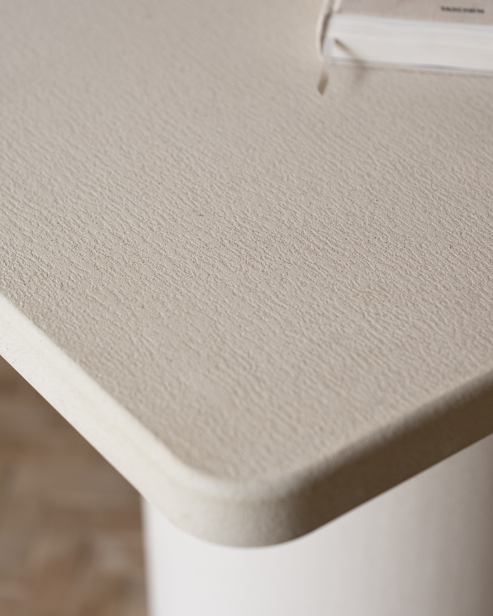 Mesa de comedor rectangular de microcemento en tono beige en varias medidas