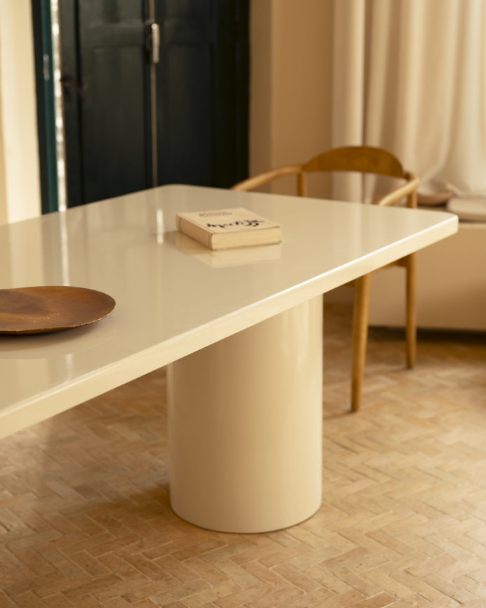 Mesa de comedor rectangular de madera natural de chopo en tono lacado brillante blanco en varias medidas