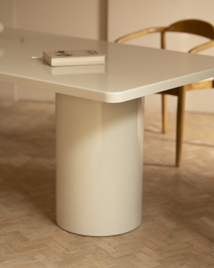 Mesa de comedor rectangular de madera natural de chopo en tono lacado brillante blanco en varias medidas