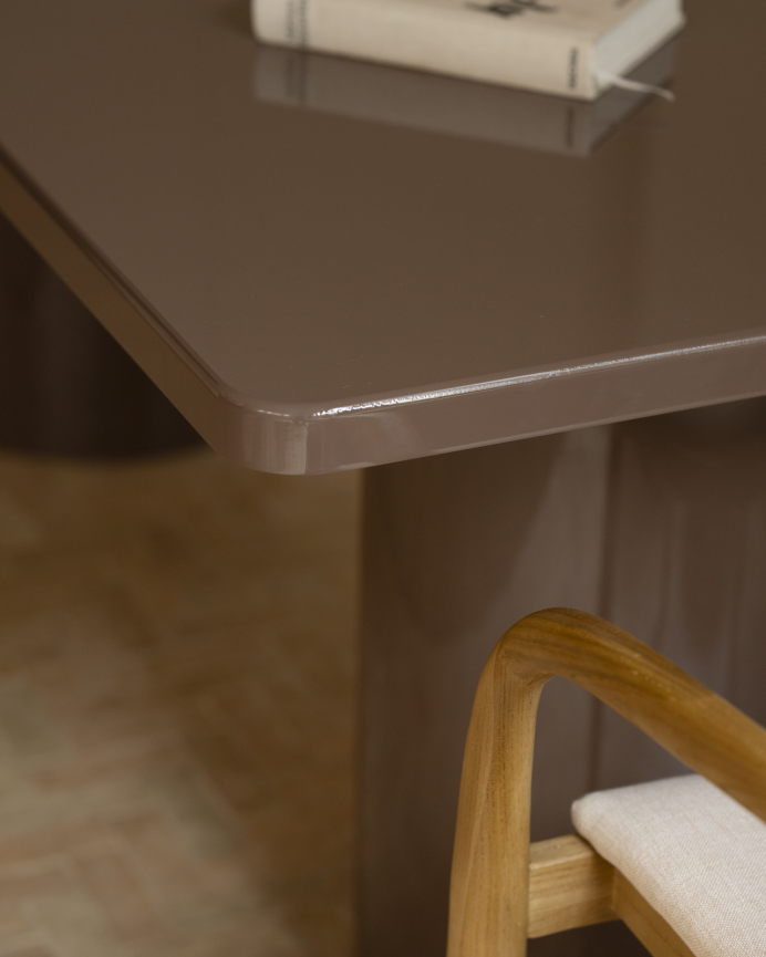 Mesa de comedor rectangular de madera natural de chopo en tono lacado brillante marrón en varias medidas