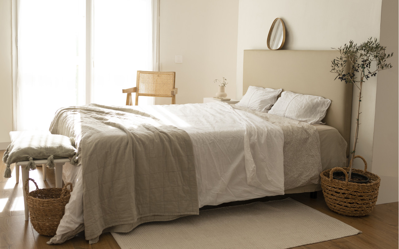 Tête de lit rembourrée en similicuir lisse marron de différentes tailles