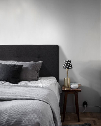 Tête de lit rembourrée en polyester avec boutons noirs de différentes tailles