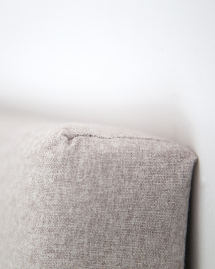 Tête de lit rembourrée en polyester avec boutons beiges de différentes tailles