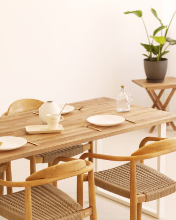 Table à manger en bois massif ton chêne foncé avec pieds en fer blanc de différentes tailles