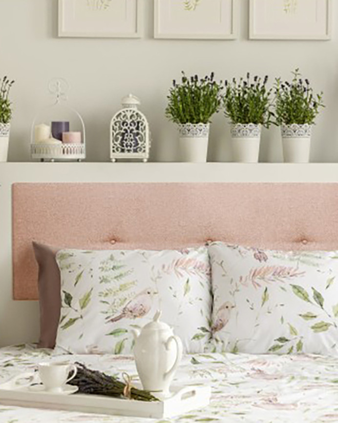Tête de lit rembourrée en polyester avec boutons rose pâle de différentes tailles