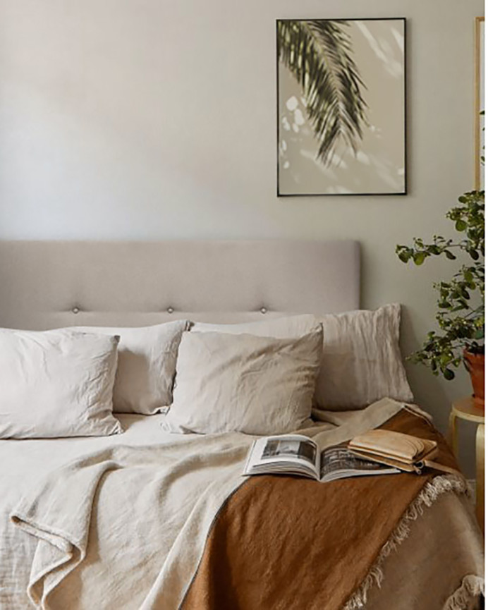 Tête de lit rembourrée en polyester avec boutons beiges de différentes tailles