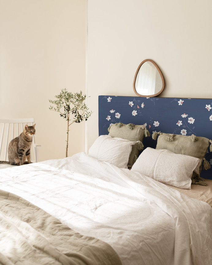 Tête de lit en bois massif avec imprimée de fleurs marinées bleues de différentes tailles