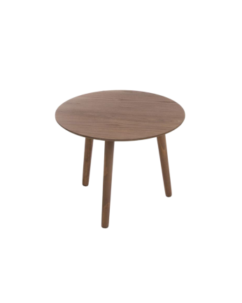 Table basse en bois ton foncé de différentes tailles.