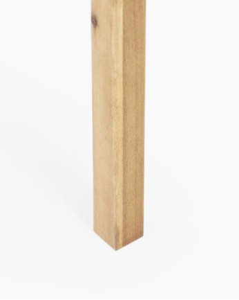 Table basse en bois naturel avec plateau en fibre de rotin.