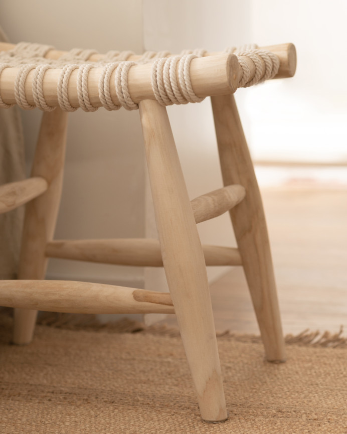 Table basse/tabouret réalisée avec bois de teck et un fauteuilavec une tapisserie en corde naturel 45x45cm.