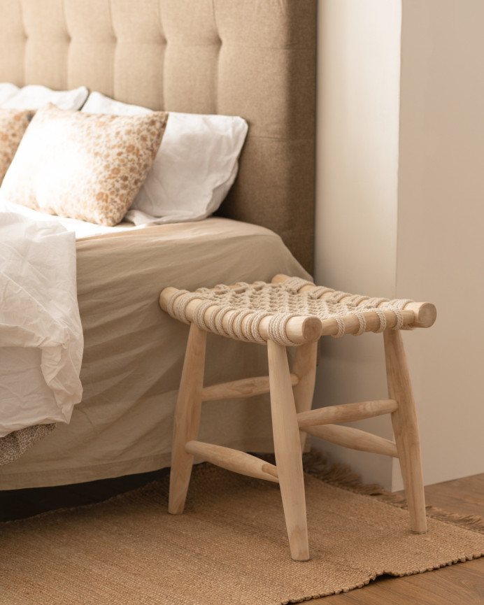 Table basse/tabouret réalisée avec bois de teck et un fauteuilavec une tapisserie en corde naturel 45x45cm.