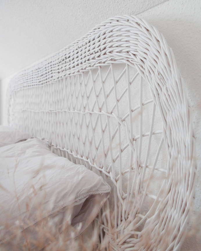 Tête de lit en bois de bambou naturel tissé à la main dans un ton blanc mat de 188x110cm