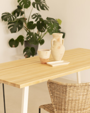 Table à manger en bois massif ton naturel avec pieds en fer blanc de différentes tailles