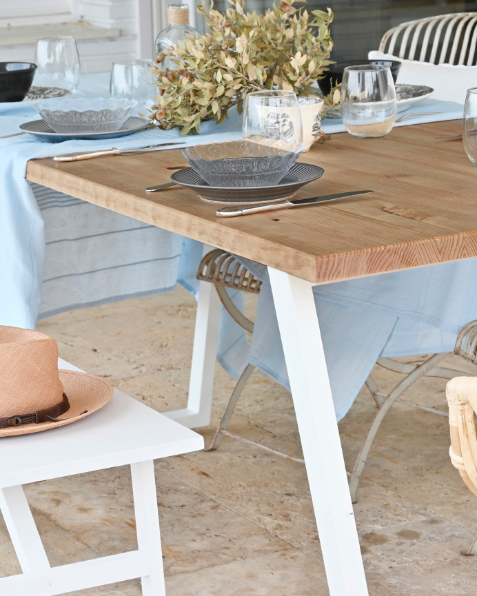 Table à manger en bois massif ton chêne foncé avec pieds en fer blanc de  différentes tailles