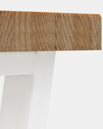 Banc en bois massif de couleur chêne foncé et pieds en fer blanc de différentes tailles.