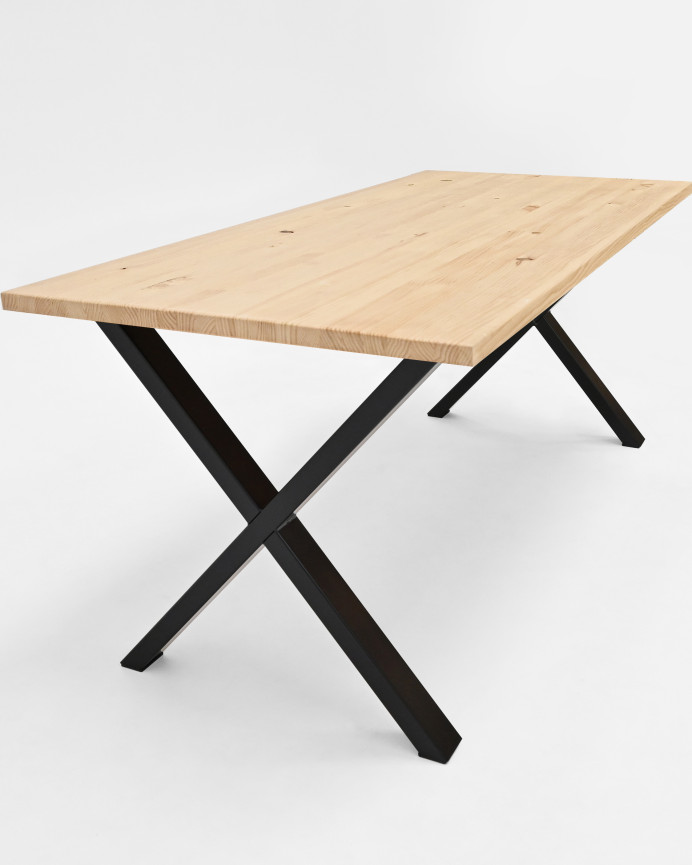 Table en bois massif ton naturel et noir de différentes tailles