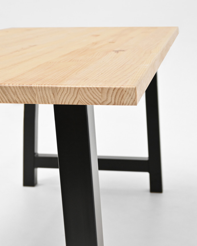 Table à manger en bois massif ton naturel avec pieds en fer noir de différentes tailles