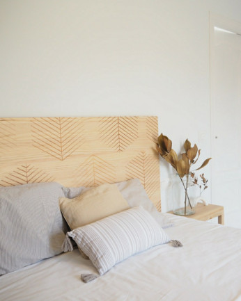 Tête de lit en bois massif imprimée du motif Hexagonal Leaves III ton naturel de différentes tailles