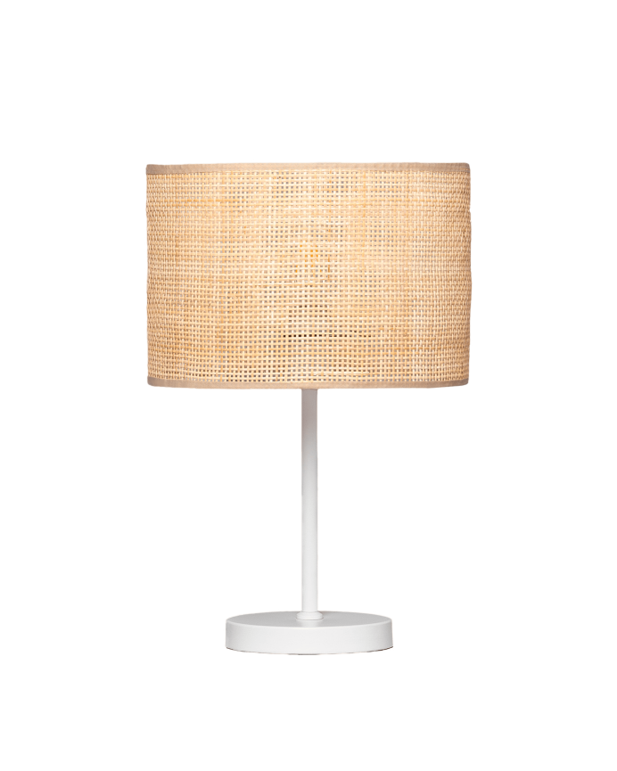 Lampe de table composée d'une base en métal blanc et d'un abat-jour en rotin.
