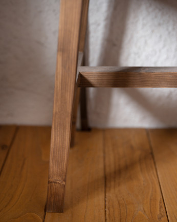 Table basse en bois massif avec un tiroir et tressage en rotin ton chêne foncé 57,7x45cm