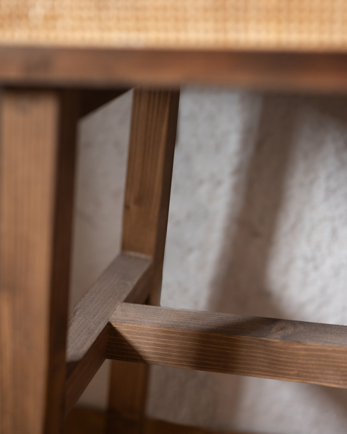 Table basse en bois massif avec un tiroir et tressage en rotin ton chêne foncé 57,7x45cm