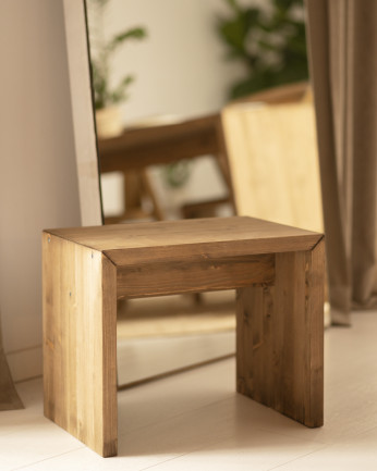 Petite table / tabouret en bois massif au ton chêne fonçé de 45x50cm