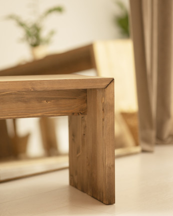 Petite table / tabouret en bois massif au ton chêne fonçé de 45x50cm