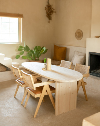 Table de salle à manger en bois massif ton naturel de différentes tailles