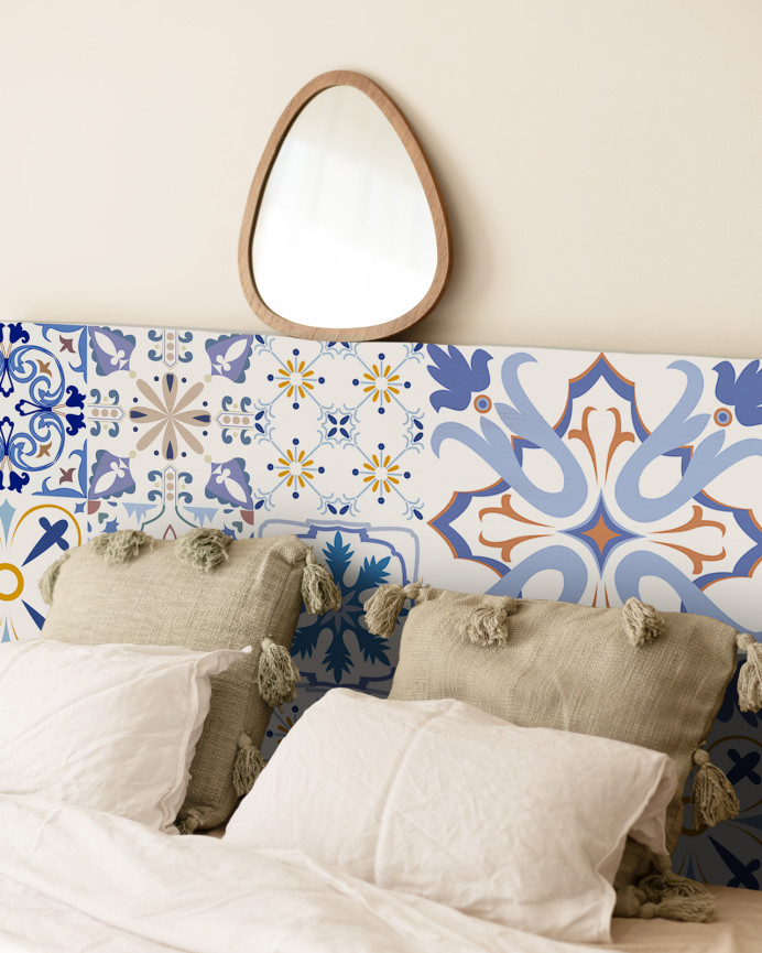 Tête de lit en bois massif avec un motif de décapage bleu hydraulique à motifs de différentes tailles