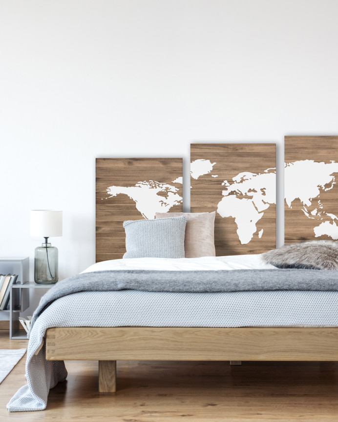 Tête de lit triptyque en bois massif avec imprimée motif 'White World Map' en ton chêne foncé, différentes tailles