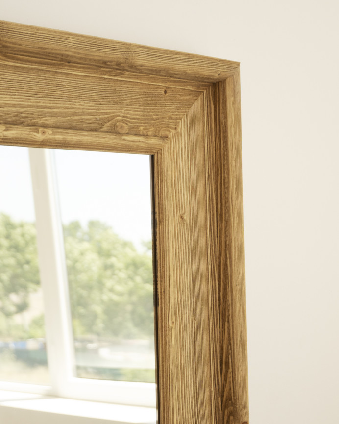 Miroir rectangulaire en bois massif ton en chêne foncé de différentes tailles.
