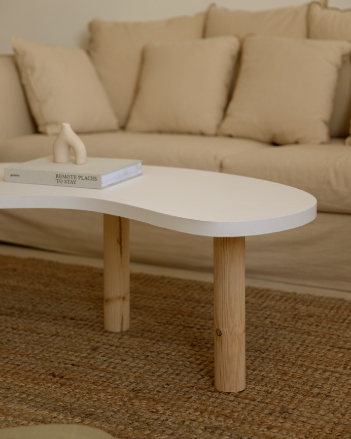 Table basse en bois massif avec plateau en teinte blanche et pieds en teinte naturelle de différentes tailles.