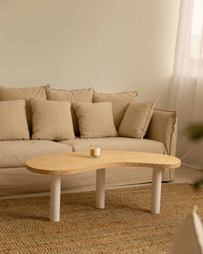 Table basse en bois massif aux formes organiques, plateau en chêne moyen et pieds blancs de différentes tailles.