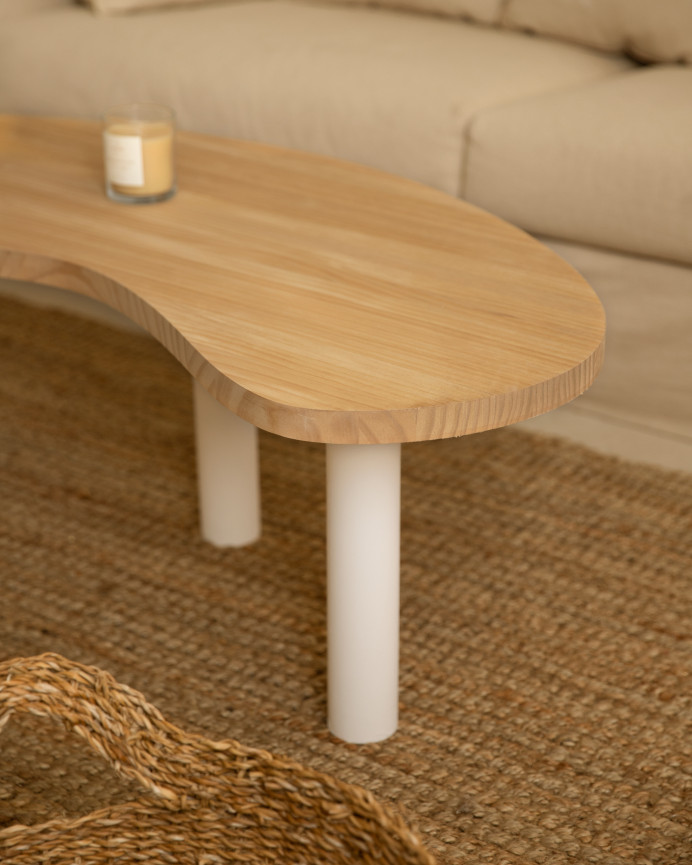 Table basse en bois massif aux formes organiques, plateau en chêne moyen et pieds blancs de différentes tailles.