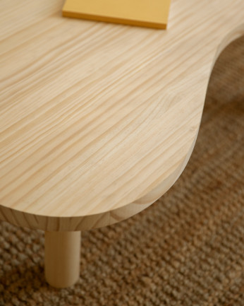 Table basse en bois massif aux formes organiques en teinte naturelle de différentes tailles.