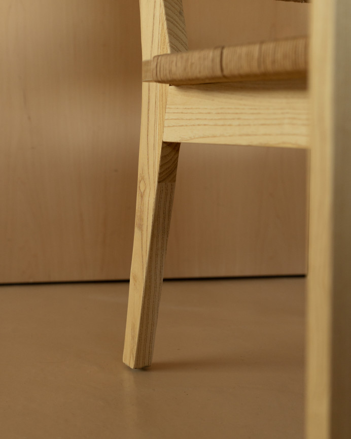 Fauteuil avec structure en bois d’orme et siège en fibre naturelle de 84x83cm.