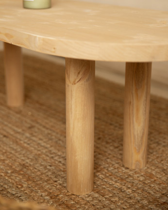 Table basse ovale en bois massif en teinte chêne moyen de 40x120cm.