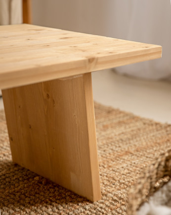 Table basse en bois massif en teinte chêne moyen de 45x60cm.