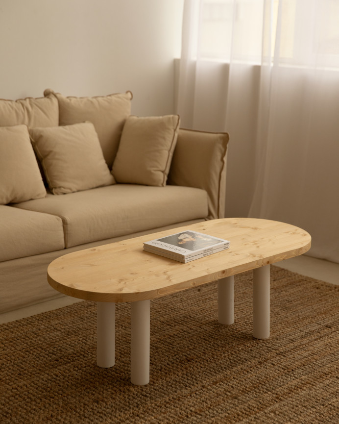 Table basse ovale en bois massif avec plateau en teinte chêne moyen et pieds en teinte blanche de 40x120cm.