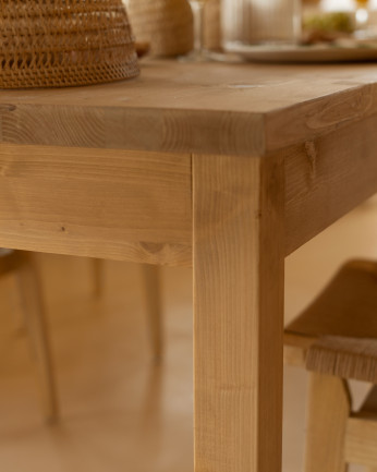 Table à manger en bois massif en teinte chêne moyen de différentes tailles.