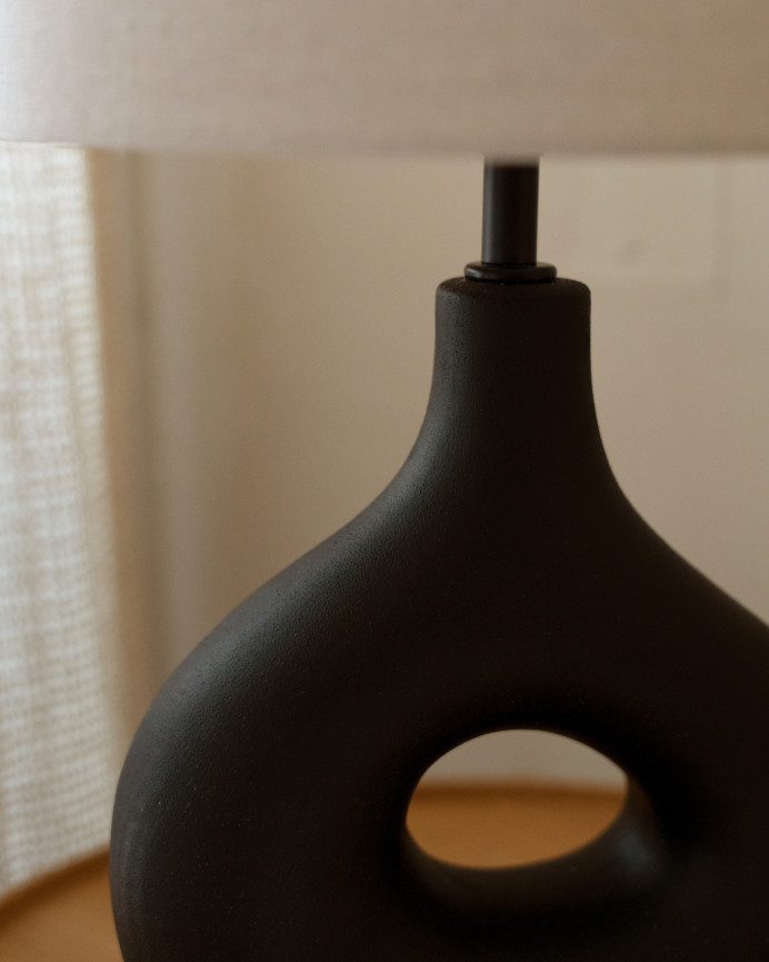 Lampe de table Lawson en céramique marbrée avec abat-jour dôme en laiton